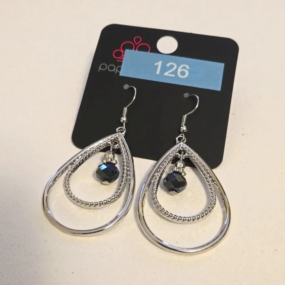 #498 NWT Paparazzi earring silver tone